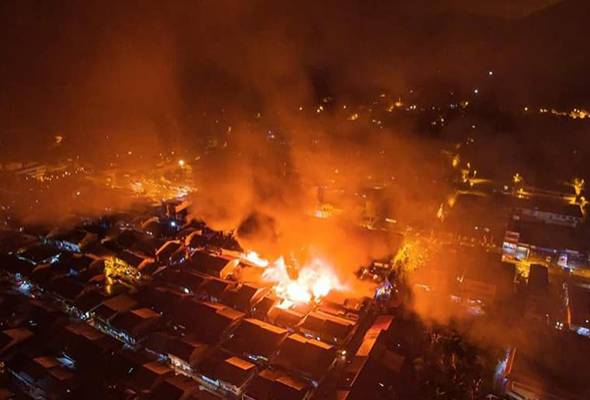 Kebakaran Besar Di Kampung Baru Karak Sekurang Kurangnya 4 Rumah Kedai Musnah Astro Awani