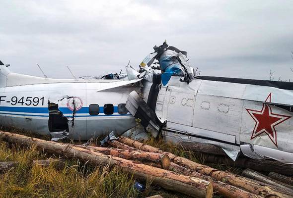 16 Maut Pesawat Membawa Penerjun Udara Terhempas Astro Awani