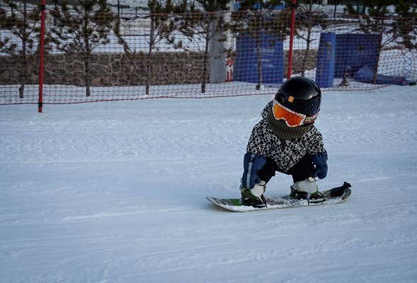 Snowboarding baby steals hearts and headlines in China
