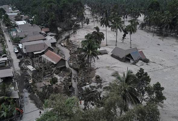 Letusan Gunung Semeru: Rumah ditenggelami abu sehingga paras atap