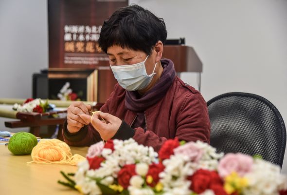 Shanghai grannies knit love and pride into Olympic bouquets