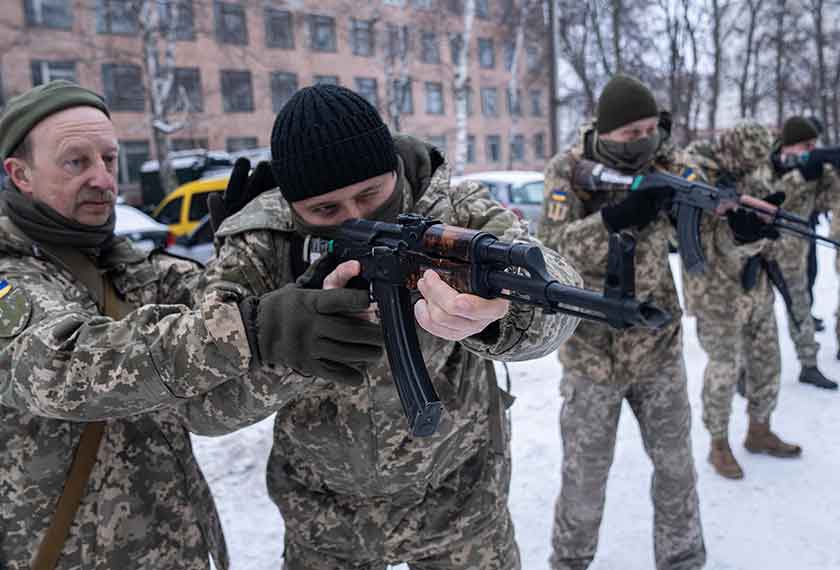 Kehadiran tentera dan jumlah yang ramai dan kelengkapan canggih Rusia ditempatkan di  sempadan Ukraine-Rusia sejak bermingg-minggu membimbangkan banyak pihak mengenai kemungkinan Rusia menyerang Ukraine, sekali gus berlaku Perang Dunia Ketiga. - Gambar Reuters