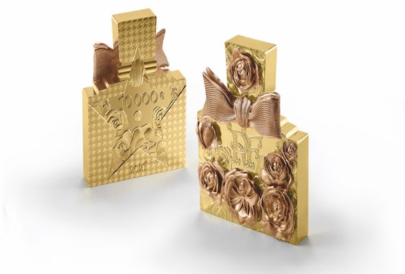 Sotheby's presents a 2-kilo gold coin decorated with the Miss Dior perfume bottle