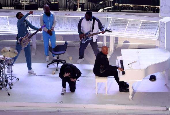 NFL - Eminem kneels at Super Bowl's high-wattage hip-hop halftime show