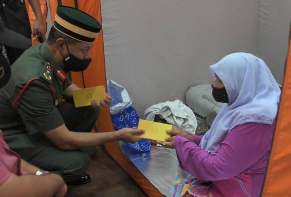 Agong berkenan serah sumbangan peribadi buat mangsa banjir di PPS Kampung Baru