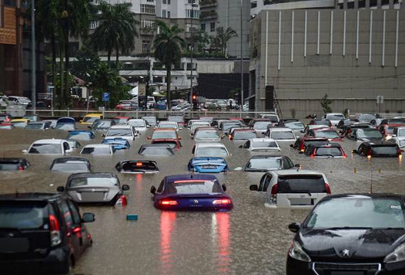Flash floods strike several areas in Klang Valley