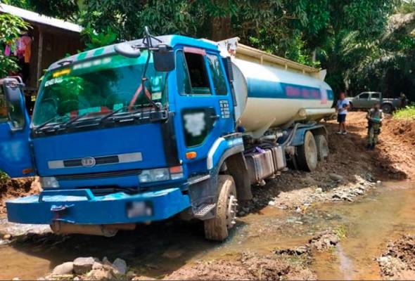 Attempt to smuggle out petrol worth over RM600,000 foiled
