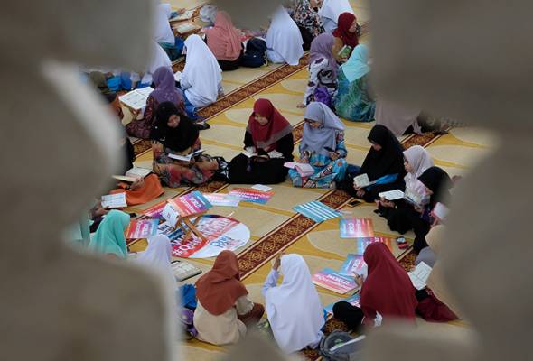 Muslims in 70 countries participate in World #QuranHour 2022