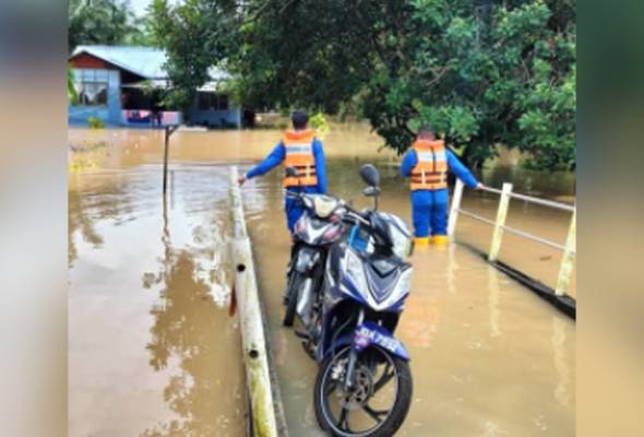 Flooding forces evacuation of two families in Pontian