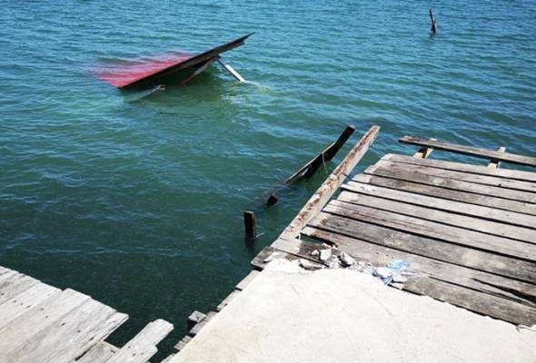 Two drowned, six others rescued after jetty collapse in Semporna