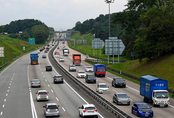 Heavy traffic flow on major highways as at 2 pm