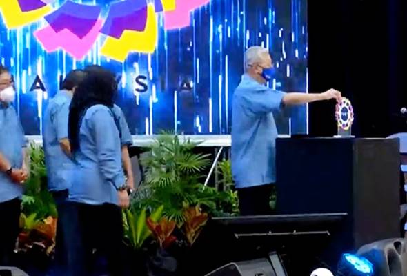 PM announces TVET scholarship for B40 students