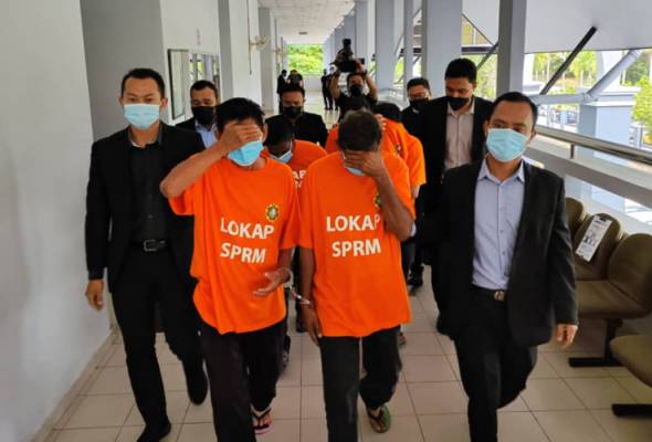 Two enforcement officers among six nabbed by MACC over license scam