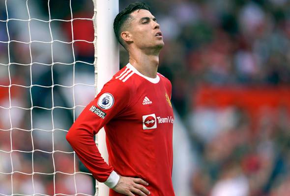 Soccer - Ronaldo accuses Manchester United of betrayal