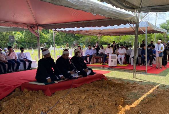 Tan Sri Abdul Khalid Ibrahim laid to rest at Shah Alam Royal Mausoleum