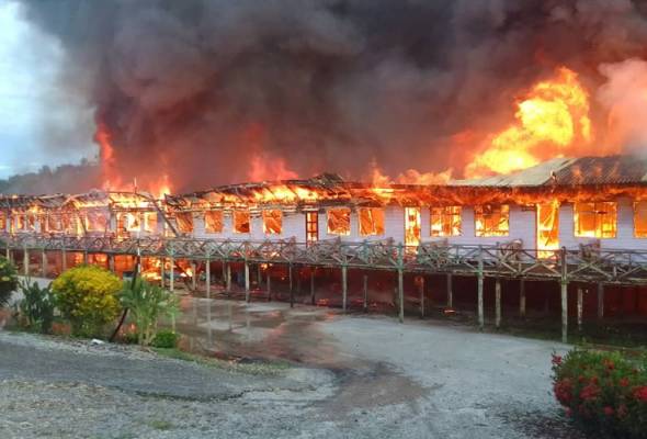 Rumah panjang 36 pintu musnah terbakar di Selangau | Astro Awani