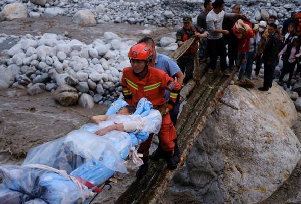 Rescue efforts underway as China earthquake toll rises to 65 | Astro Awani