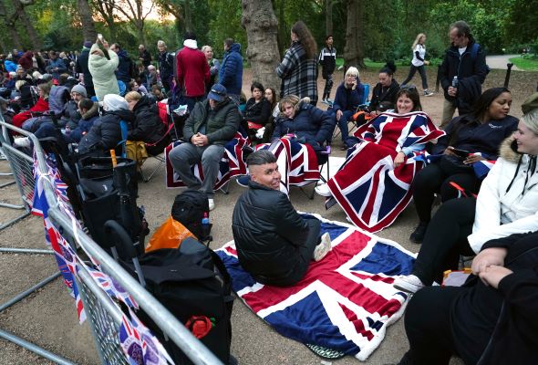 With flags and flasks of tea, huge crowds await Queen's funeral | AWANI ...