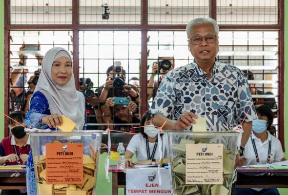 PRU15: Ismail Sabri dan isteri selesai mengundi di SMK Bandar Kerayong