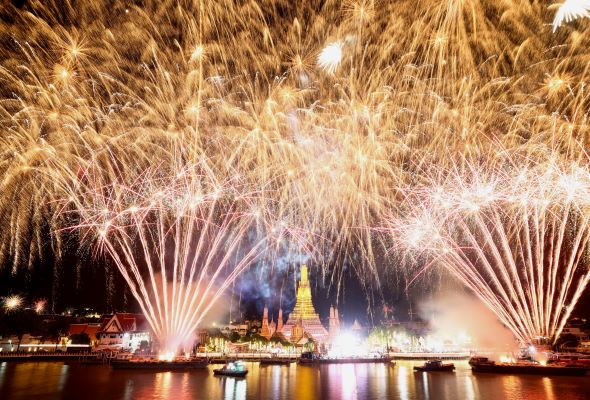 World welcomes 2023 and leaves a stormy year behind