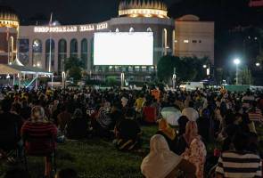 Piala AFF: Ribuan peminat bola sepak banjiri Dataran Merdeka Piala AFF: Ribuan peminat bola sepak banjiri Dataran Merdeka