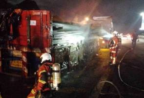 Treler muatan besi terbakar di lebuh raya Treler muatan besi terbakar di lebuh raya