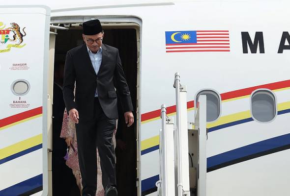Anwar tiba di Brunei untuk lawatan rasmi dua hari Anwar tiba di Brunei untuk lawatan rasmi dua hari