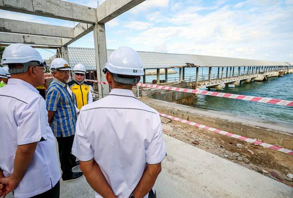 Agong visits Kampung Tekek Jetty