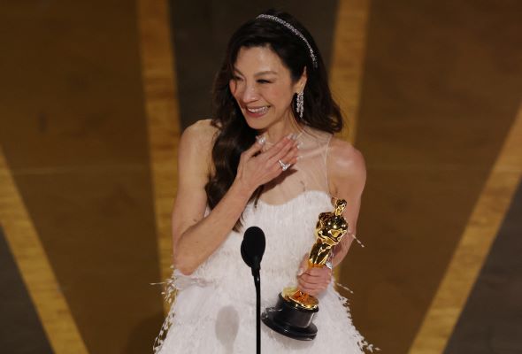 Michelle Yeoh makes Oscars history - A Malaysian trailblazer! | AWANI