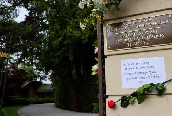 Tina Turner honoured at lakeside Swiss home where she died