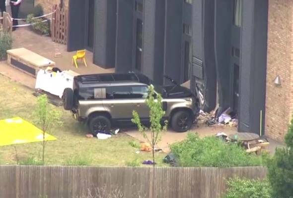 Second girl dies after car crashes into London primary school | Astro Awani