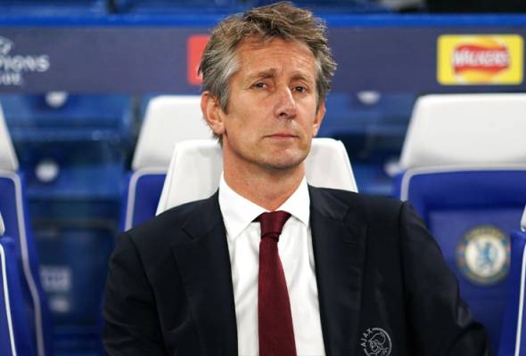 Soccer - Former Man Utd keeper Van der Sar no longer in intensive care