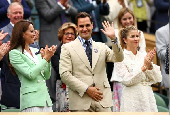 Tennis: Without racket, Federer wows Centre Court