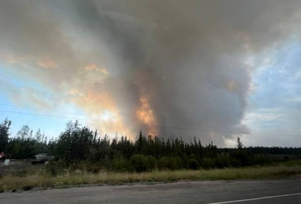 Canada crews battle wildfires, all Yellowknife residents evacuating
