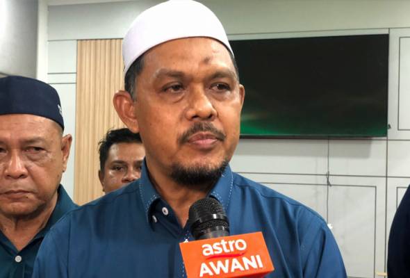 Ex-footballer Radhi Mat Din defeats Mahfuz Omar in Alor Mengkudu