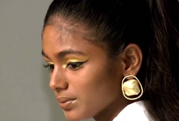 Chance encounter transforms girl from Mumbai slum into teenage model, internet influencer