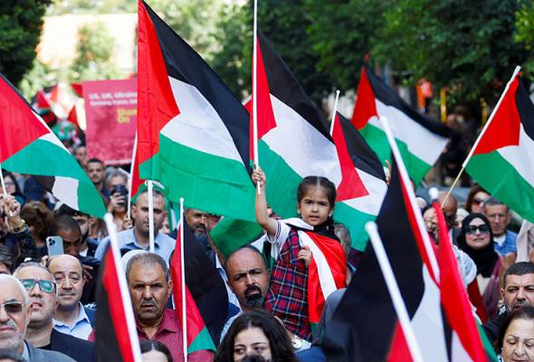 Palestinians clash with Abbas' West Bank forces after Gaza hospital