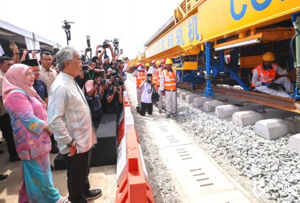 King officiates installation of first ECRL track