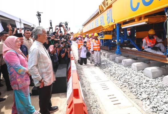 Agong rasmi majlis pemasangan landasan pertama ECRL