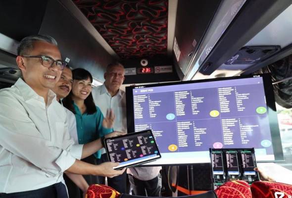 Fahmi takes bus ride from parliament to Putrajaya to assess quality of cellular service