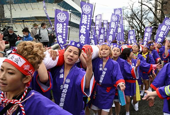 Women take part in Japan's 1,250-year-old 'naked festival' for first time