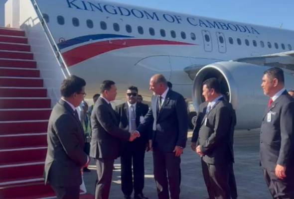 Cambodian prime minister arrives for one-day visit to Malaysia