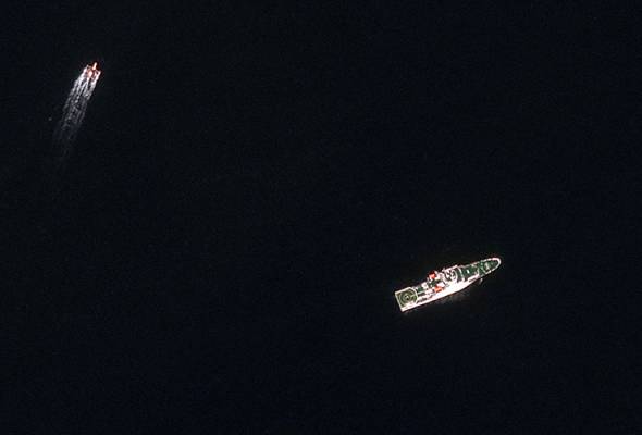 Chinese navy's presence in South China Sea is 'worrisome', says Philippine president