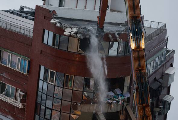 Taiwan earthquake rescuers face threat of landslides, rockfalls; death toll at 12