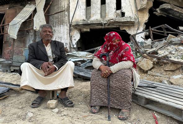 Gaza family clings to destroyed home after Israeli withdrawal | AWANI ...