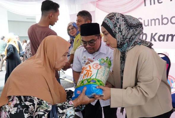 The Raw. infak 50 tan beras untuk 10,000 keluarga asnaf | Astro Awani