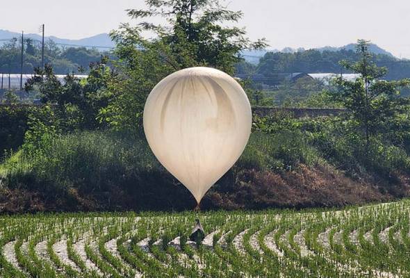 Trash balloons sent by North Korea cause regular disruptions at Seoul's airports