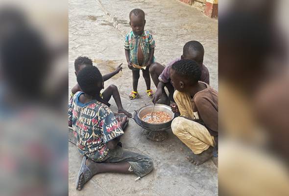 As famine looms in Sudan, the hungry eat soil and leaves