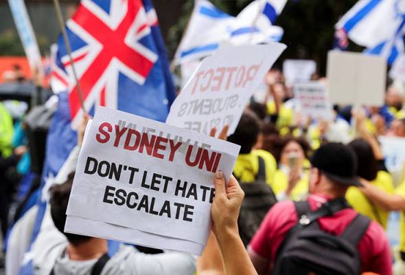 'Show solidarity': Pro-Palestinian protesters camp across Australian universities