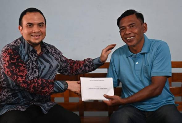 PM Anwar sampaikan sumbangan kepada Azman Adnan | Astro Awani